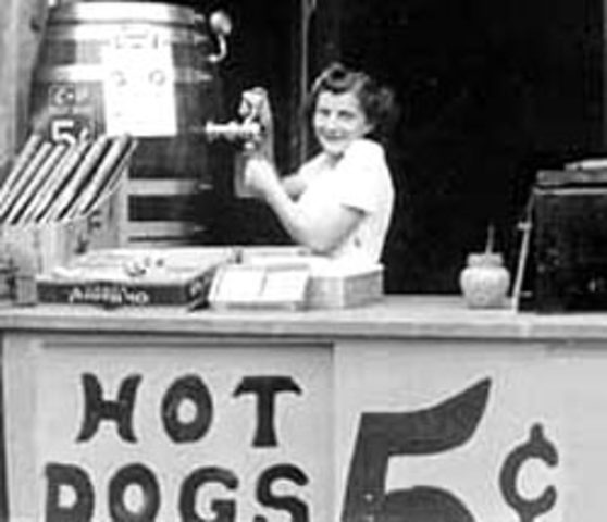 Glen Bell empezo con un puesto de perros calientes en San Bernando, California.