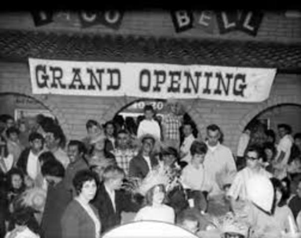 Abrió el primer Taco Bell en Downey, California
