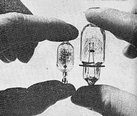 Modern flash bulb was invented.