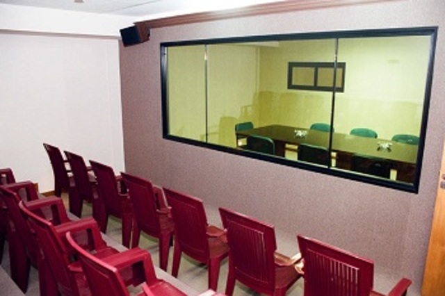 Jackson se reunió con John Bell y Charles Julweiler, quienes le indicaron el uso de la cámara de Gessell como un mecanismo interactivo de supervisión