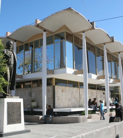 Entro a la Facultad de Derecho, en la UASLP