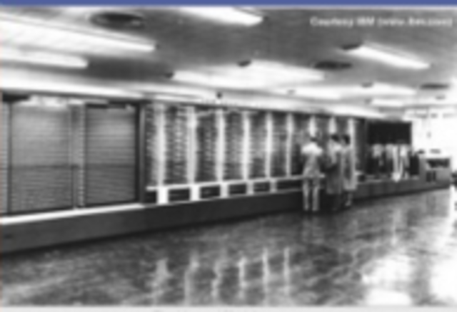 La primera computadora electromecánicacreada por el profesor Howar Eiken y construidapor IBM.
