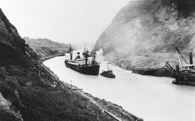 1st steamboat passes through Panama Canal
