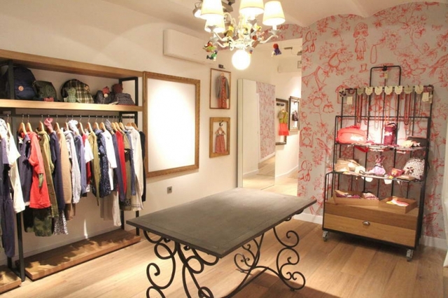 Mi tía consigue un nuevo trabajo de dependienta en una tienda