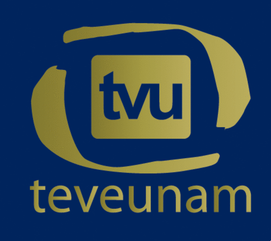 la Universidad Nacional Autónoma de México (UNAM) produce sus primeros programas educativos y culturales.