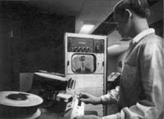 John Logie Baird y Charles F. Jenkins realizan transmisiones de television