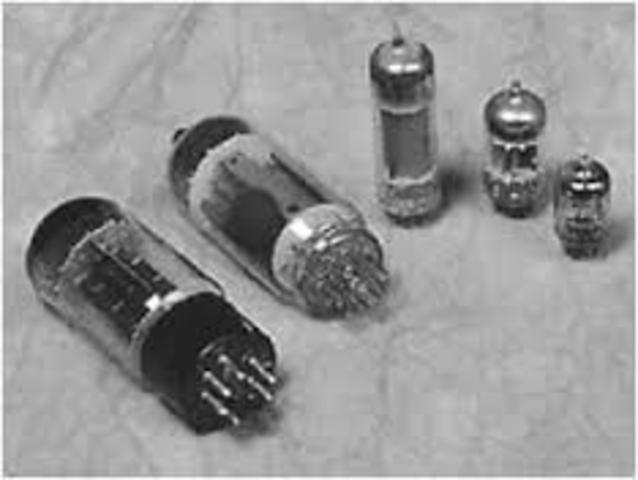 La segunda generación: Transistores y sistemas por lote.