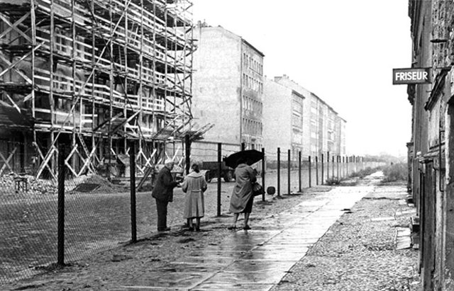 Berlin wall setup and demolition