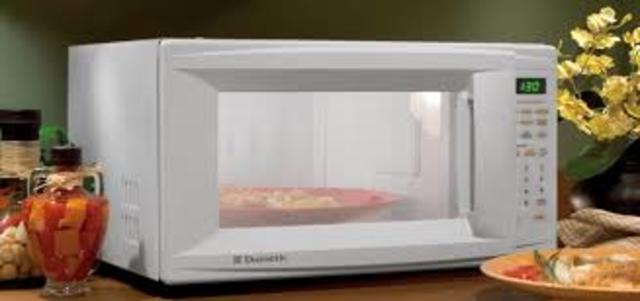 Se inventa el Microondas.