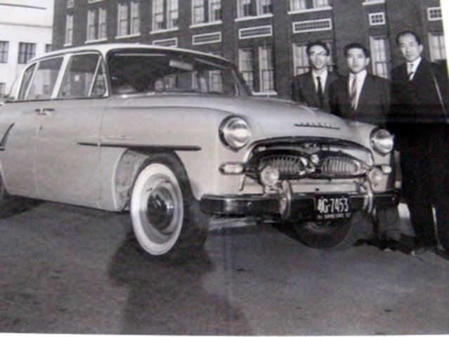 Un elegante Toyota Crown en las calles de Estados Unidos