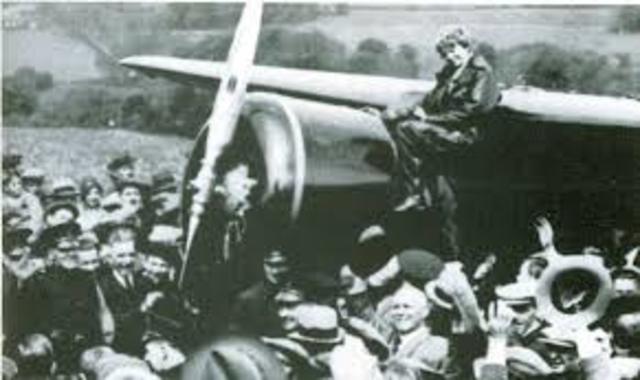Amelia Earhart crosses the Atlantic in a solo flight