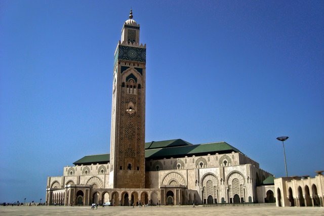 Averroes esta en Marruecos realizando la reforma de la enseñanza superior del sultán almohade