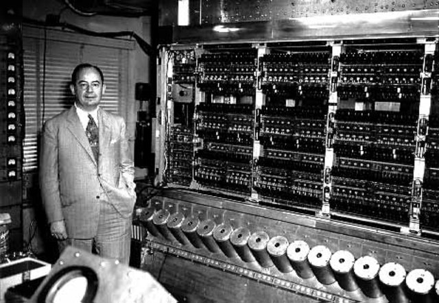 Creación de la EDVAC por  J. Presper Eckert y John William Mauchly y se les unió el matemático John von Neumann.
