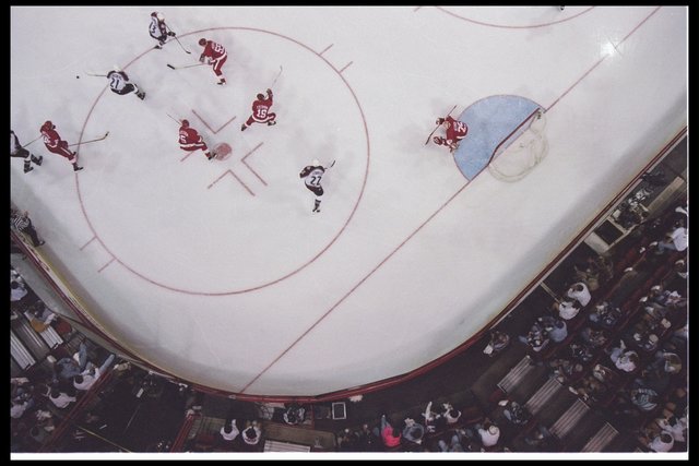 Red Wings defeat Avs