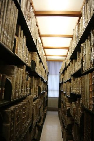 se crea la primera biblioteca