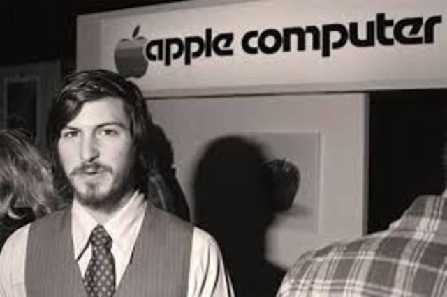 Steve Jobs  y Wozniak diseñan una computadora mas pequeña, mas barata y facil de utilizar
