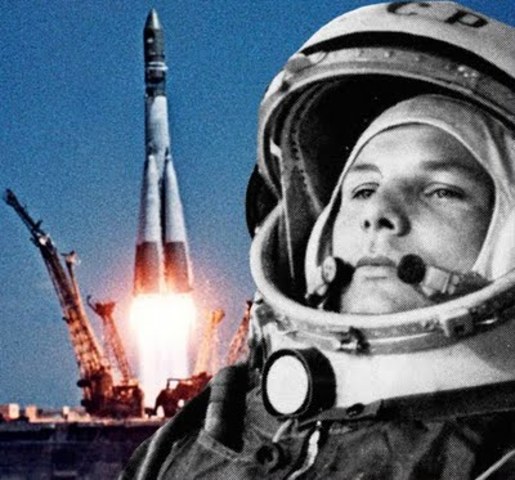 PRIMER HOMBRE EN EL ESPACIO