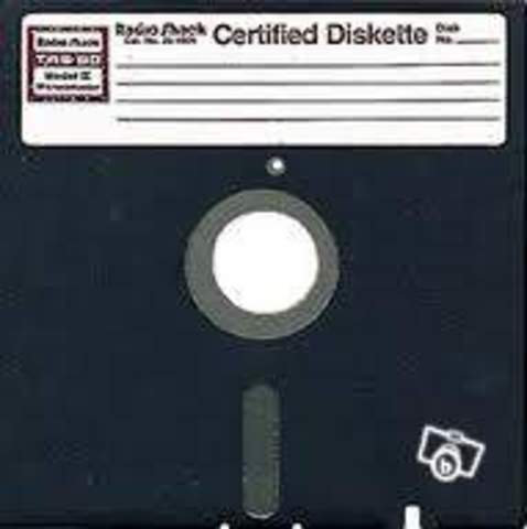 Apparition du premier lecteur de disquettes 5" 1/4.