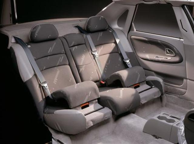 intergrated child safety cusion in center rear seat