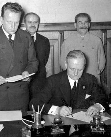 Hitler and Stalin Signt he non aggression pact