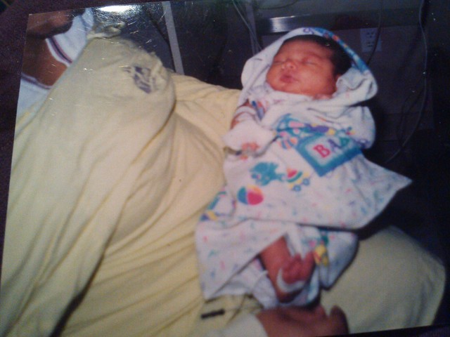 Yo naci en Harlingen, Texas en 1999. Estaba muy enfermo cuando yo nací. Me mantuvieron en una incubators durante más de in mes.