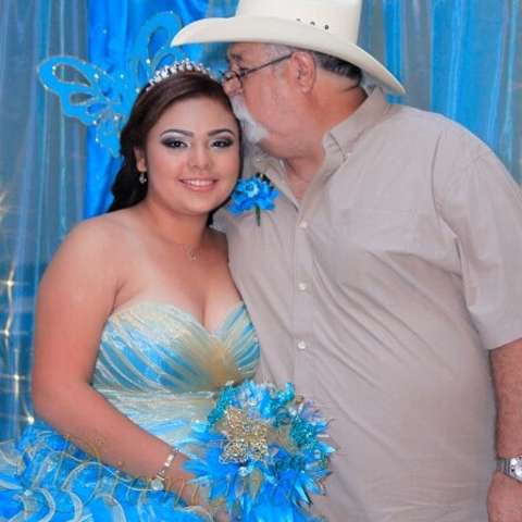 Yo celebre mi quinceanera con amigos y familia en 2014. Yo había esperado ese día por meses. Definitivamente valió la pena la espera.