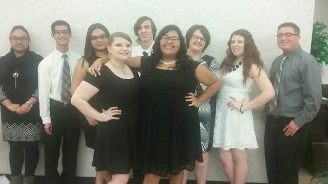 Yo fui al baile de masquerade con mis amigos en 2016. Bailamos toda la noche. La noche se llenó de risas.