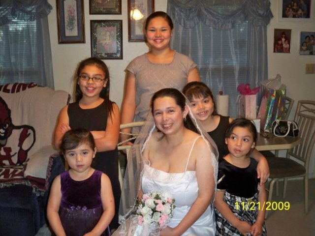 Yo asisti la boda de mi tia en el 2009. Yo era la flor chica. Yo estaba tan emocionada.