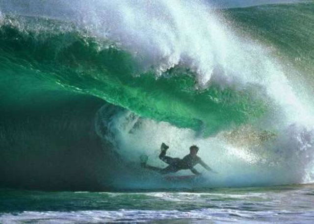 Cuando estaba nadando y me revolco una ola muy grande y me costo salir