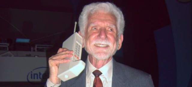 Se inventa el teléfono celular