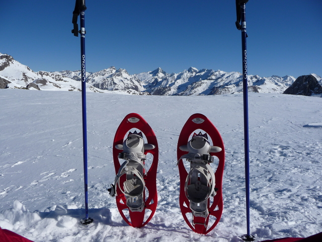 haciendo raquetas de nieve en el pueblo