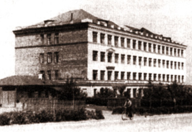 1920 год- Советской школой №11 I ступени станет еврейская школа.