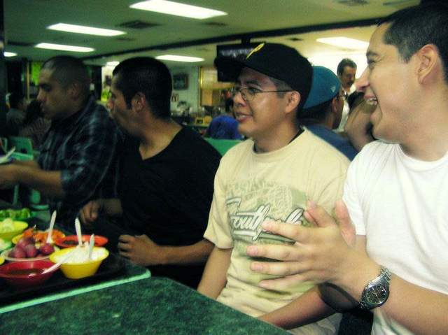 comiendo tacos en Mexicali