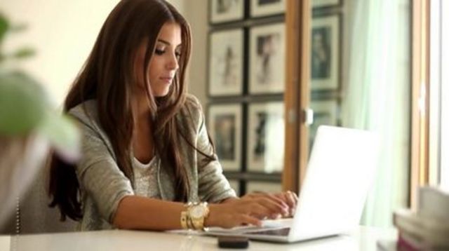 Trabaja de administrativa