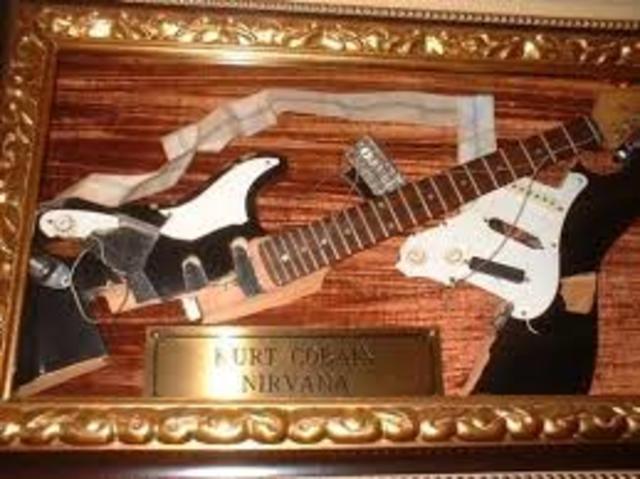 Kurt destruye su primera guitarra