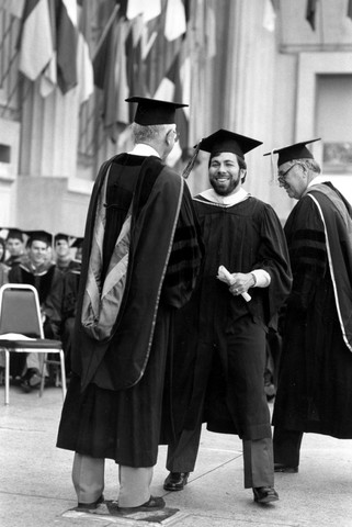 Wozniak Finishes Eletrical Engineering degree