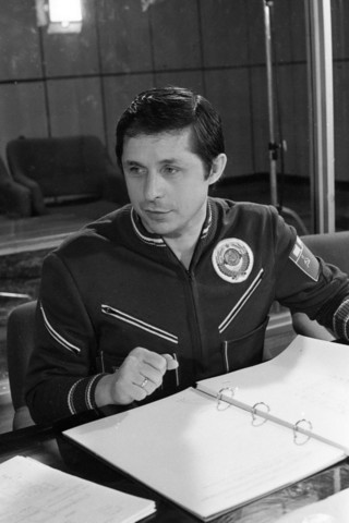 Зачислен в отряд космонавтов