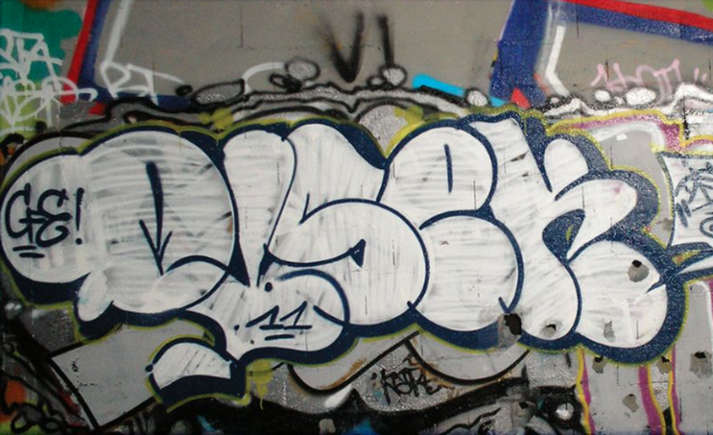 Writers began to use spray cans to make throw ups