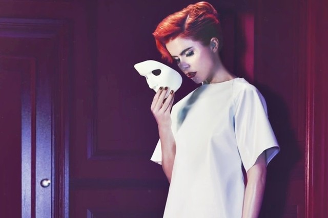 saco su sencillo "leave while i´m not looking"