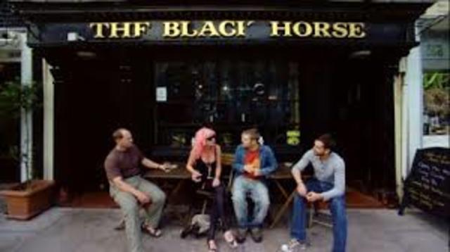 yo bebi te en el cafe en London, Inglaterra