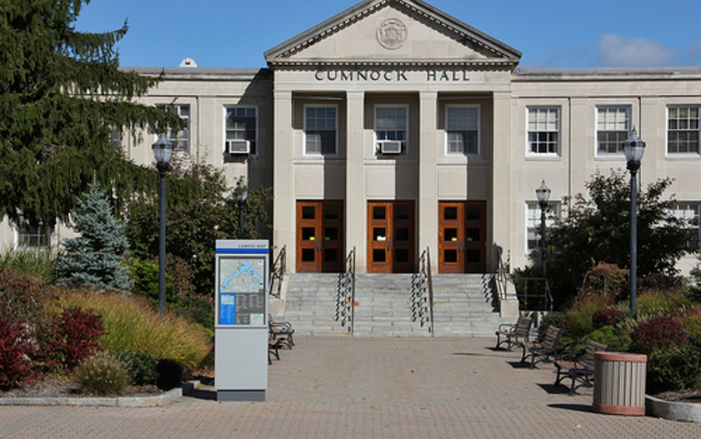 Se traslada a Massachussets para estudiar