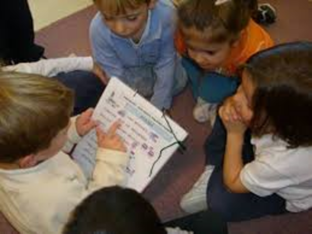 2a) Privilegia la construcción social del conocimiento