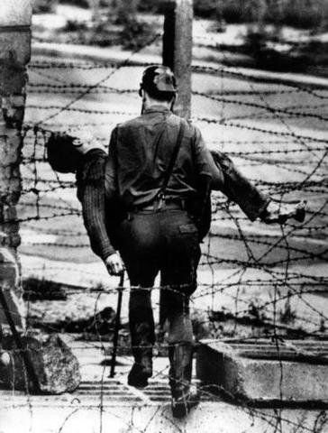 Peter Flechter verblutet an der Mauer