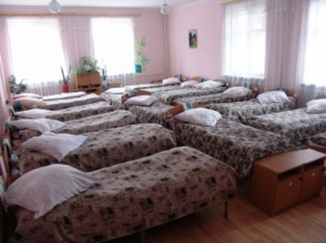 Dino habe einen Platz im Schlafsaal gebucht.