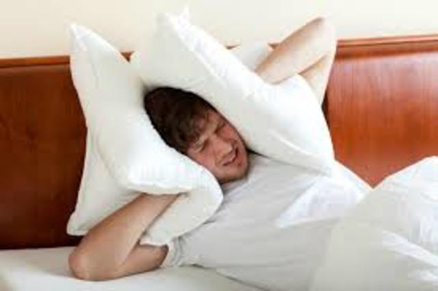 Unter mir hoerte jemand musik mit kopfhoeren, welche den ganzen Raum beschallten