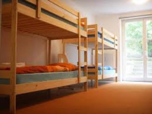 Dino schlaf bei ein hostel.