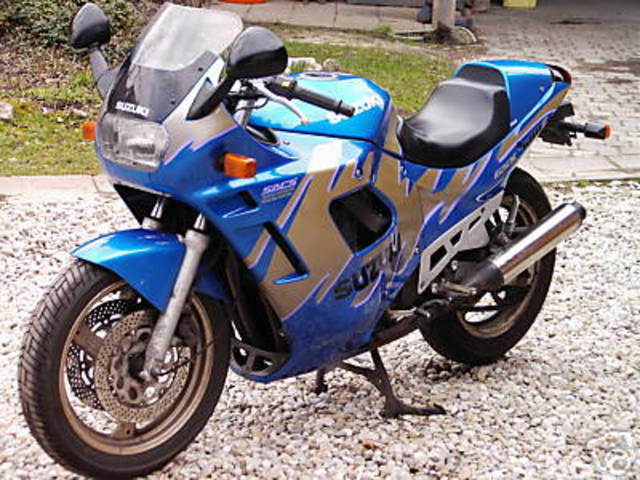 Daneben verkaufte jrmand ein Motorrad: ,,Suziki, Baujahr '92, so gut wie neu.