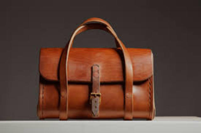 Sie buchte sich, nahm etwas vom Boden auf ind sagte.