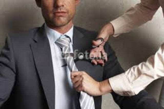 Sarah scnitt Dinos Krawatte ab.