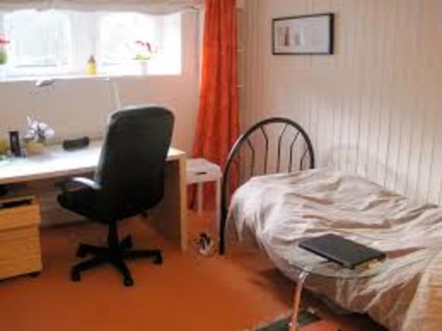 Dino zahlt sechs Euro pro Nacht für ein Schlafsaal.